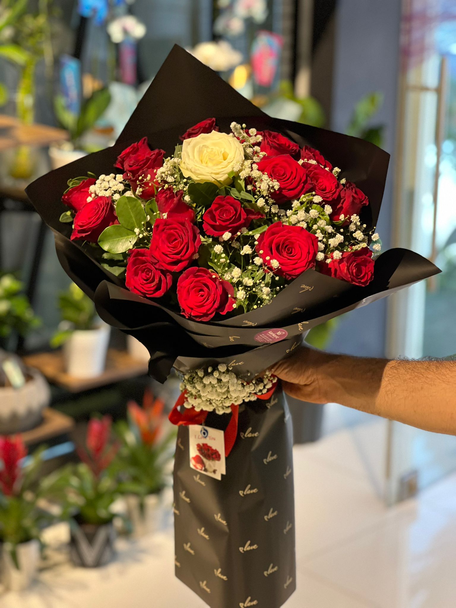 kırmızı-gul-buketi 14 KIRMIZI 1 BEYAZ GÜL BUKETİ - Görsel 1