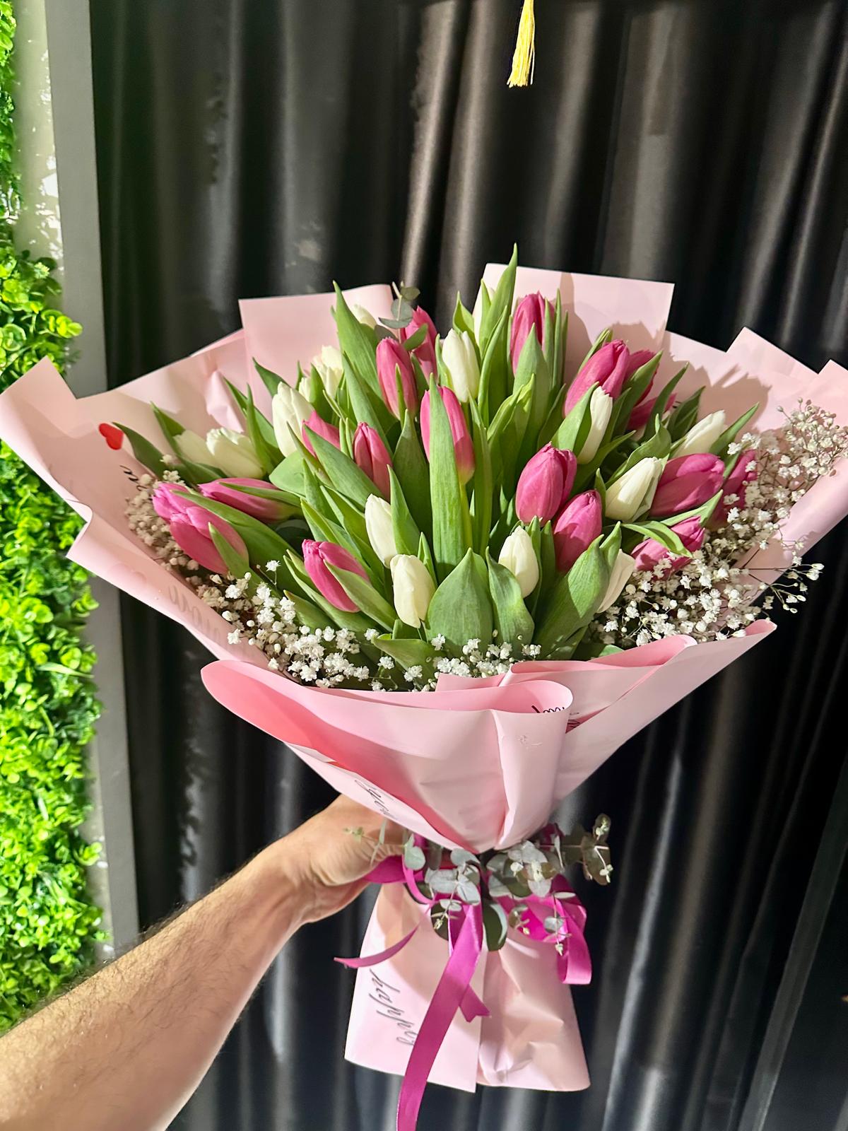 pembe-beyaz-lale-buketi 20 BEYAZ 20 PEMBE LALE BUKETİ - Görsel 1